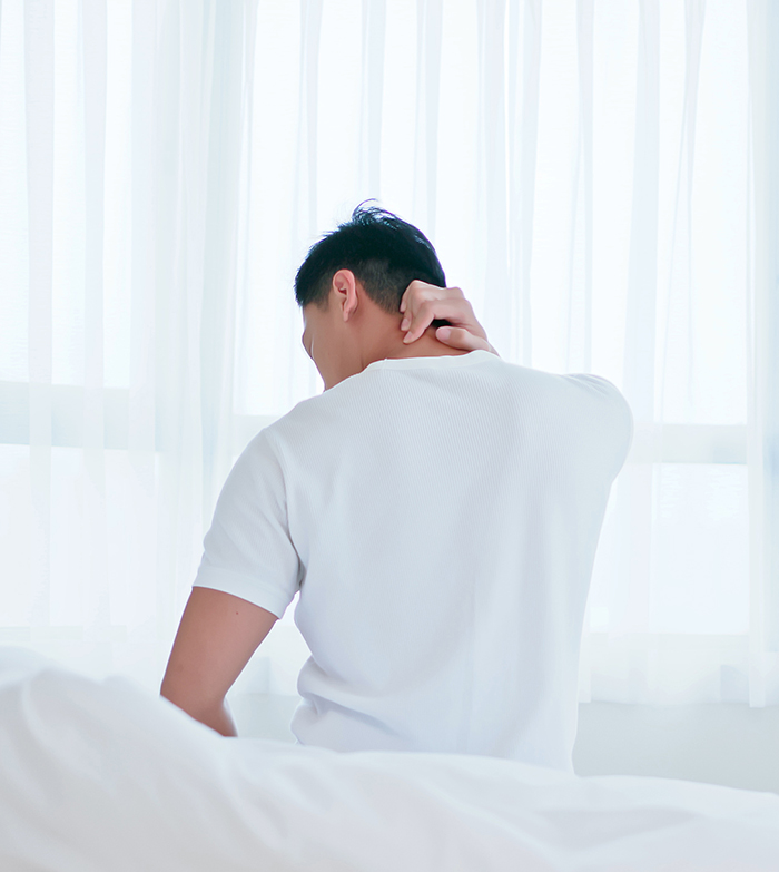 목 주변 통증을 느끼는 모습
